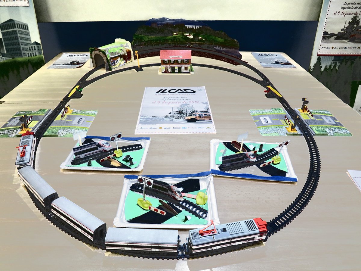 M_Ferrocarril's tweet photo. En esta edición hemos trabado con materiales #Lego #UnicoPlus y @Pequetren🛤️ #EducaTren #DeliciasCruzaSeguro @ilcad @uic @Adif_es @Renfe @ffe_es #ILCAD #UICrail #Levelcrossing https://t.co/6LLFAJRHl3