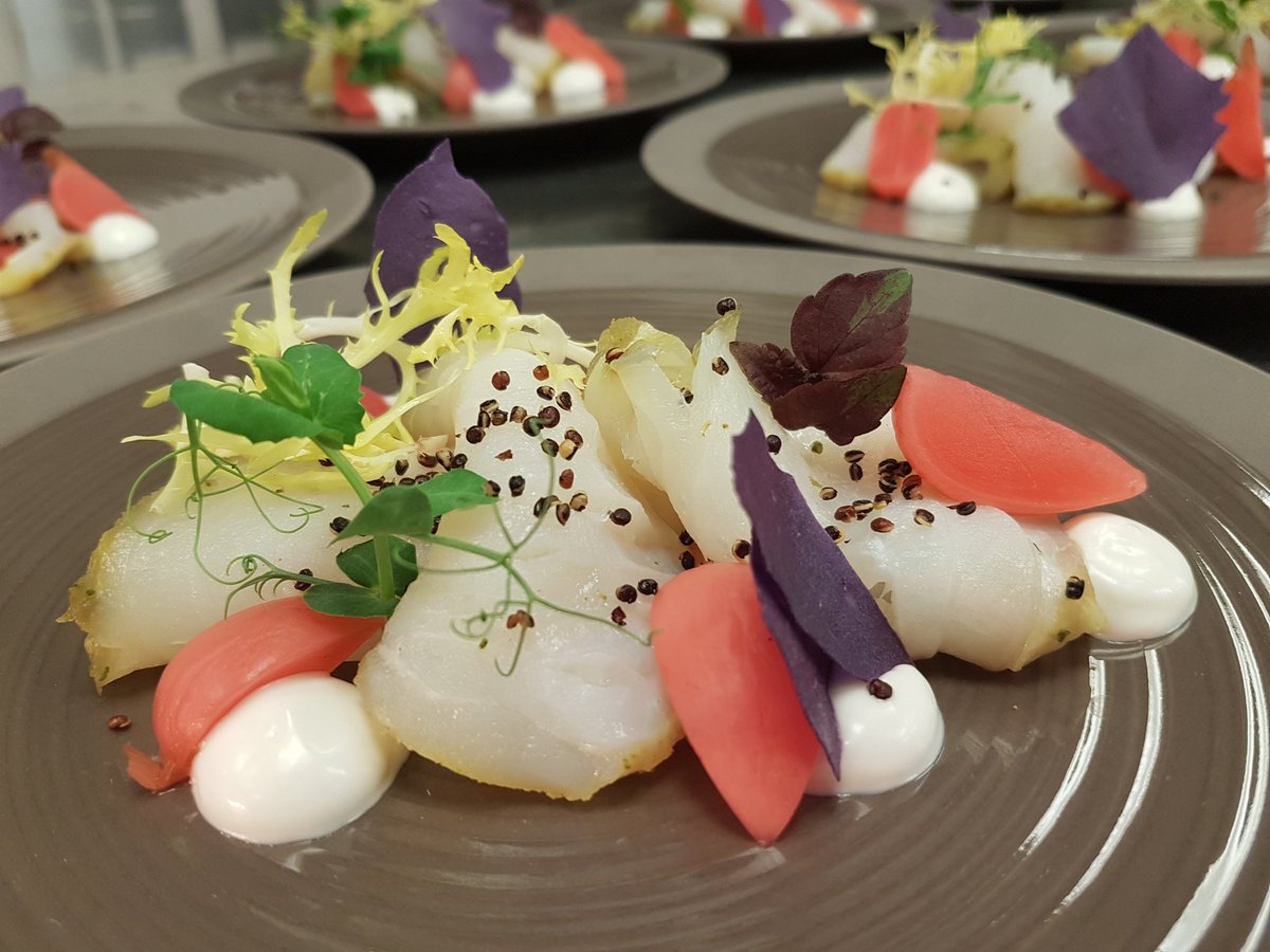 DeMarineclub's tweet photo. Voorgerecht vanavond "Chefs Experience Menu" Gerookte heilbot met radijs en citroencrème #voorgerecht #heilbot #radijs #citroen #fris #kleurrijk #experience #genieten https://t.co/JRzQTGpT7B