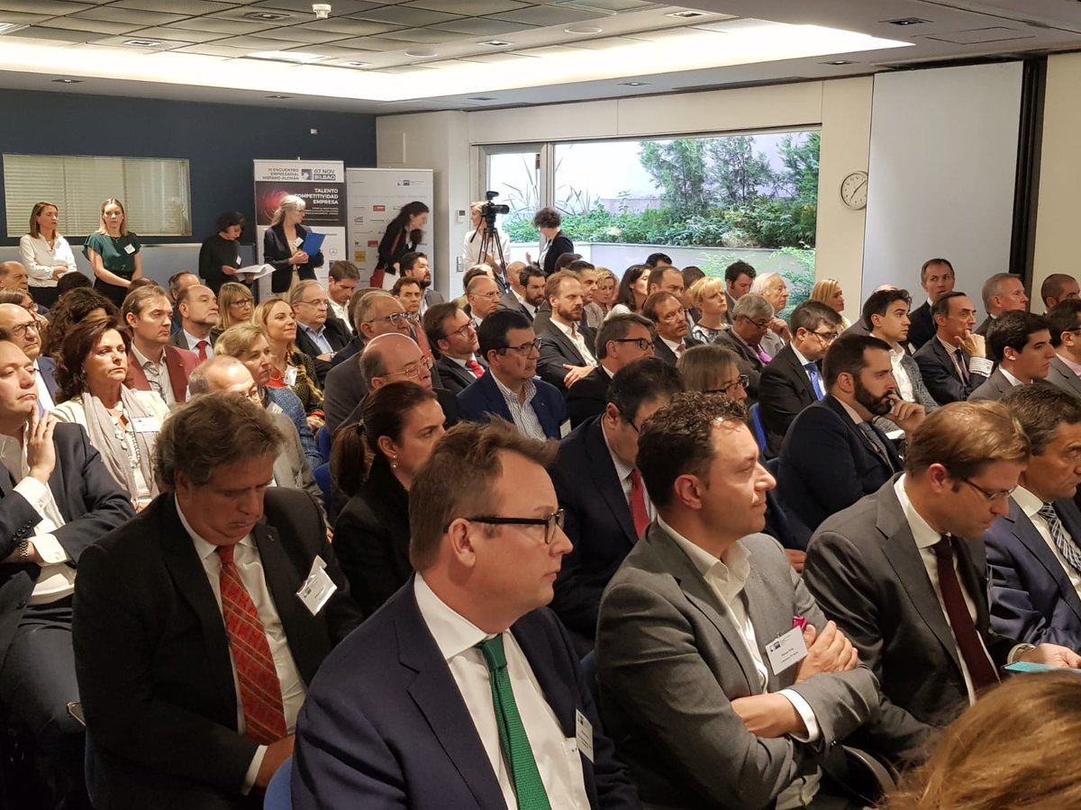 AHK_es's tweet photo. Lleno absoluto en la #AsambleaAHK. Los asistentes, atentos a los datos más destacados del #BarometroAHK de primavera presentado por nuestro presidente. Toda la info en https://t.co/MqCLCnxMjE https://t.co/ER7Z5OO3hQ