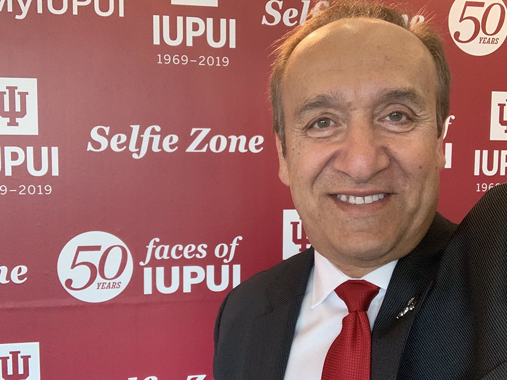 paydar's tweet image. Finally got to the @IUPUICampusCntr for my first selfie in the Cultural Arts Gallery &amp;amp; had the pleasure of @IUPUIOTEAM members joining me. If you haven’t been here yet, you’ve got to see this exhibition. #Amazing #MyIUPUI