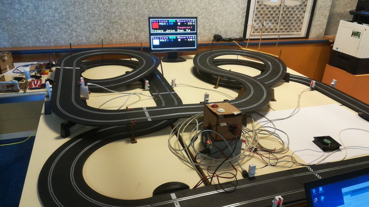 parthlab79's tweet photo. En cours de tests du GTA. Un circuit modifié grâce à arduino. En phase de test et présent sur le @festivaldesjeux #Arduino #parthenay #jeu https://t.co/wvntBejCE4