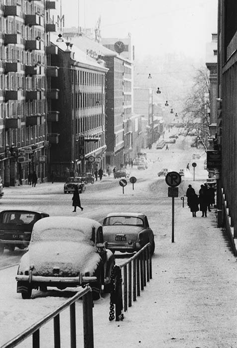 FinnaBot's tweet photo. Talvinen Kauppiaskatu-näkymä. 1968. Turun museokeskus, Valokuva-arkisto https://t.co/rcAkJOKjvo #MM360 https://t.co/fuPisAimIR