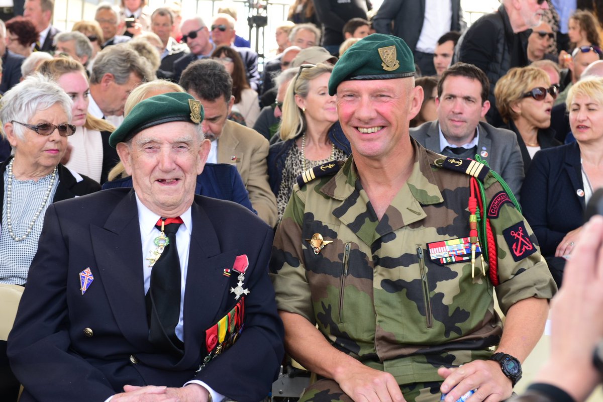 MarineNationale's tweet photo. [#DDay75] Tel un passage de témoin, Léon Gautier, figure de la Résistance, engagé dans la Marine à 17 ans et l'un des 177 Français débarqués le 6 juin, est présent et a remis le béret vert à un jeune commando. https://t.co/JLCMIYhnRK