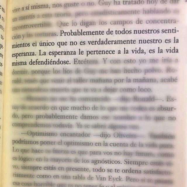 Cementedelibros's tweet photo. Probablemente de todos nuestros sentimientos el único que no es verdaderamente nuestro es la esperanza.
La esperanza pertenece a la vida, es la vida misma defendiéndose. 
Libro: Rayuela 
Autor: Julio Cortázar.
#cementeriodelibros https://t.co/CW1ZFuxdlR