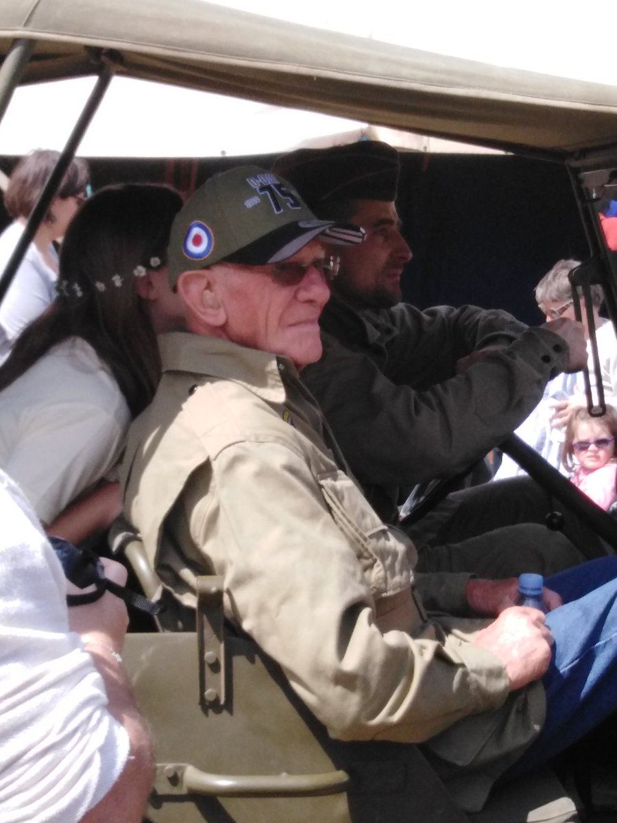 B_B_Rodriguez00's tweet image. Ça c'est un vrai héros en chair et en os milles merci Mr, vous et vos camarades on vous dois la vie que l'on a aujourd'hui #TomRice🇺🇲 #DDay75 #DDay75thAnniversary 🇨🇵🇨🇦🇬🇧🇺🇲