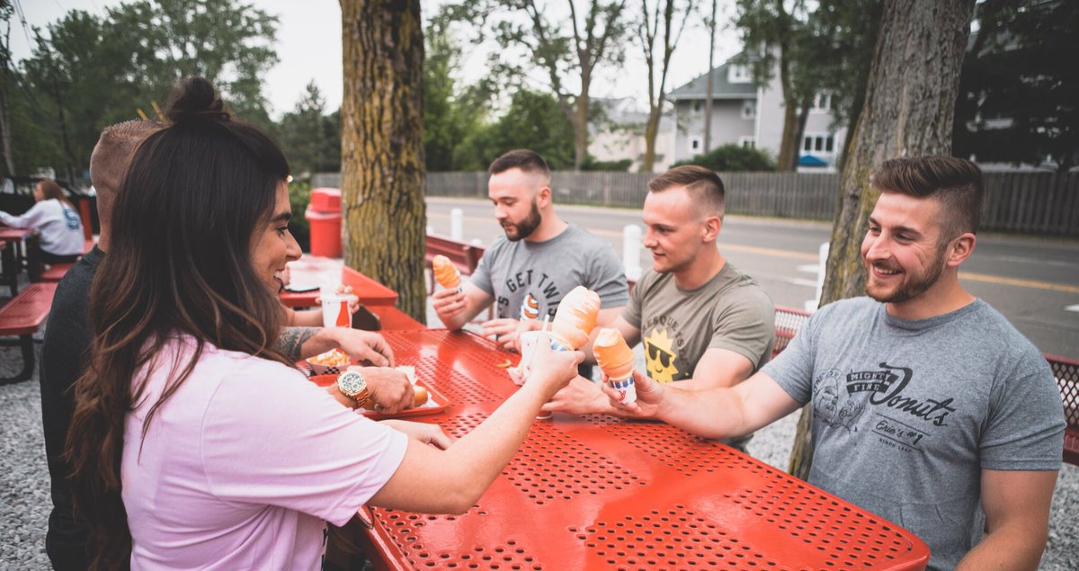 Who’s been to Sara’s already this spring/summer? 🍦🌭