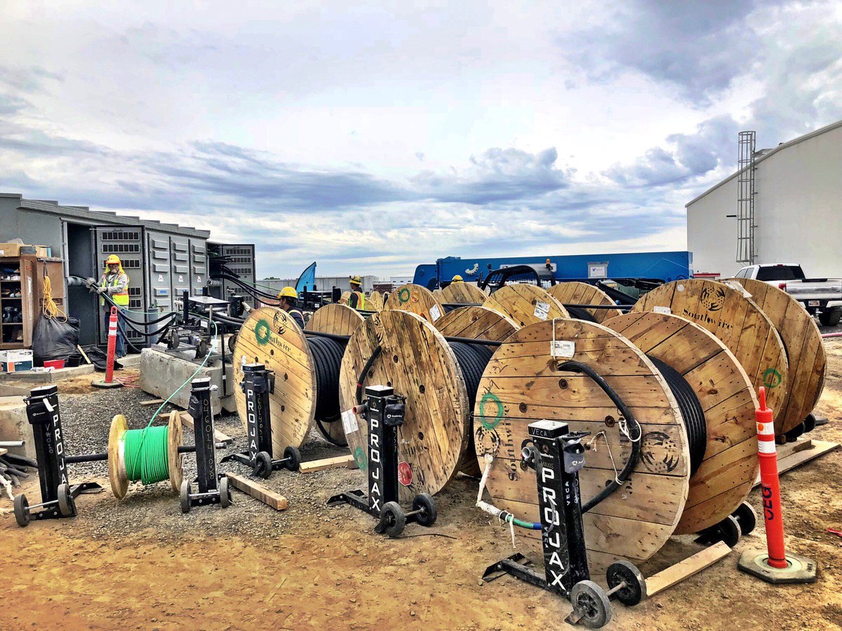 Southwire's tweet image. Bringing the whole solution with Southwire Maxis® PRO-JAX™ Reel Stands, Southwire Wire Reels and Maxis® Feeder to feed wire quickly and efficiently. 👌 Click the link here &amp;gt;&amp;gt; bit.ly/2ZbYzkS #southwire #simpullsolution #projax #wirepull #heavyduty