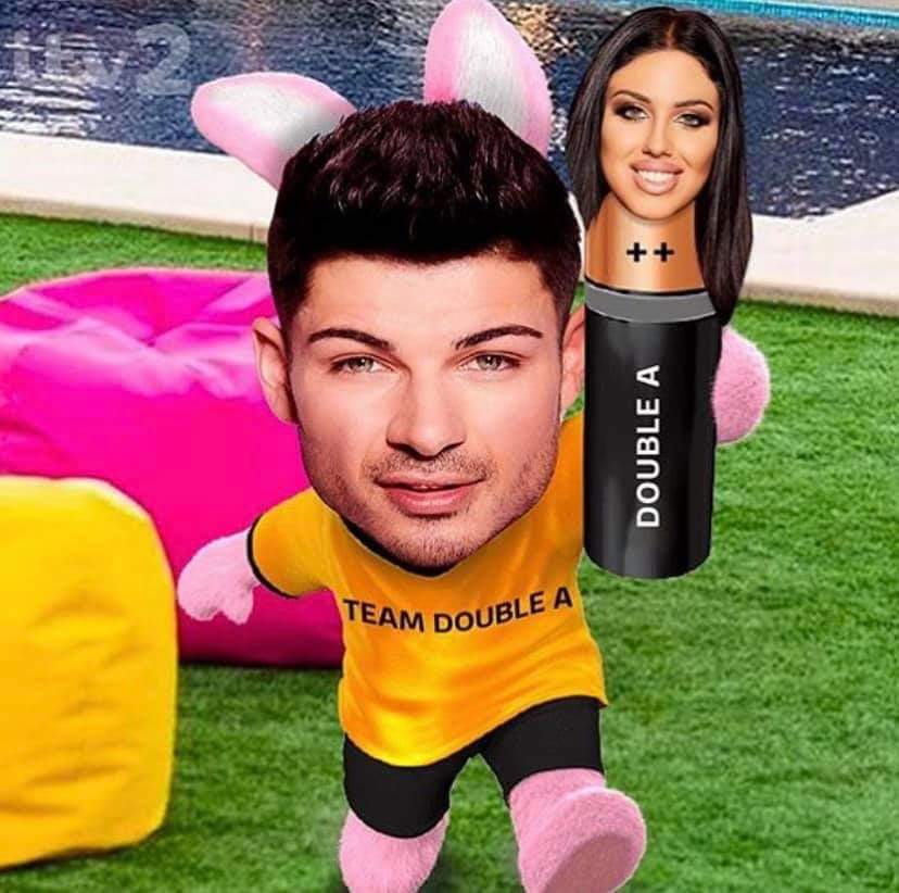 alicestephxniee's tweet photo. I don't know why but I found this too funny 😂😂😂 #LoveIsland https://t.co/zv8eygUBsE