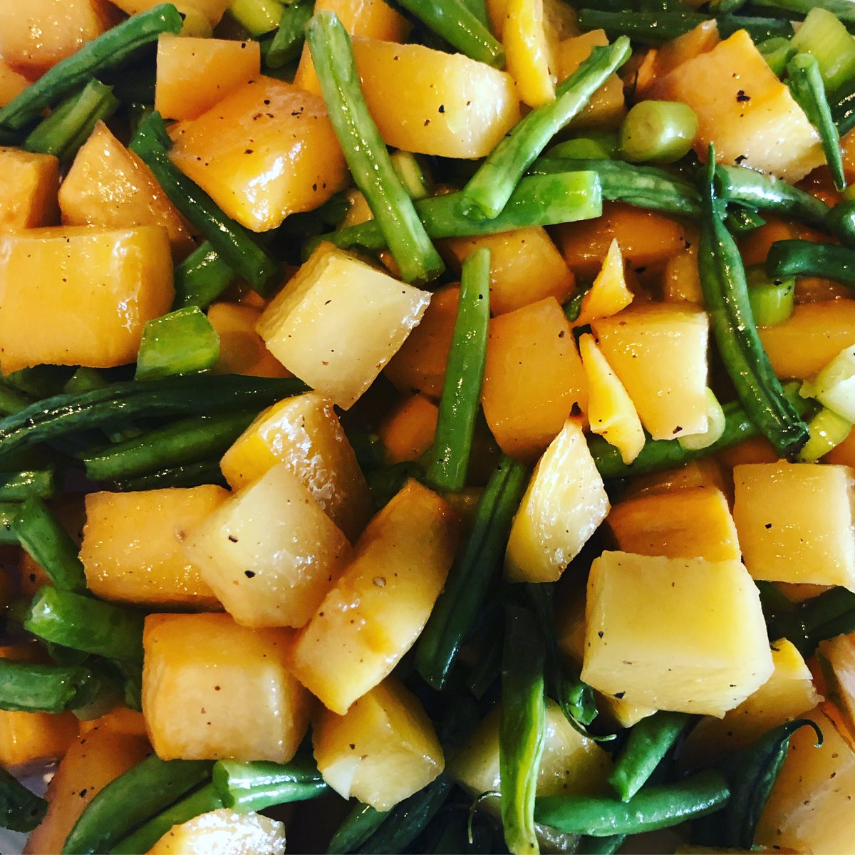 FiddleheadChef's tweet photo. This is a roasted rutabaga and green bean salad with brown sugar & red wine vinaigrette. #customizedcuisine #fiddleheadchef #clientrequested #plantbasedeats #veganfoodisgoodfood #eatyourplants #plantbased #roastedrutabaga #caramelizedrutabaga #personalchef #lovemyjob https://t.co/ltNRHljtig