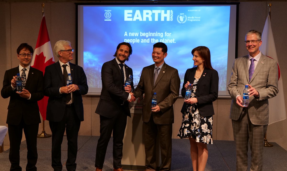 CanadaTrade's tweet photo. Min. Carr announces a new agreement between @TheEarthGroup and Hilton Hotels Japan. Through this partnership, they help fight #hunger around the world by donating profits from water sales to @WFP. #ZeroHunger https://t.co/ttIVoK7Eu6