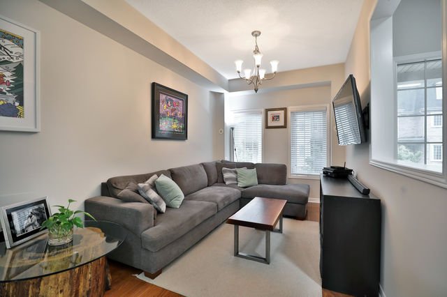 RingMike's tweet image. New listing in Cooksville! Fabulously renovated townhouse! High end finishes and a spa like master bath. 

#ringmike #realestate #remax #remaxescarpment #newlisting #firsttimehomebuyer #investmentproperty #mississauga #cooksville #townhouse #townhomes #spabathroom #staged #GTA