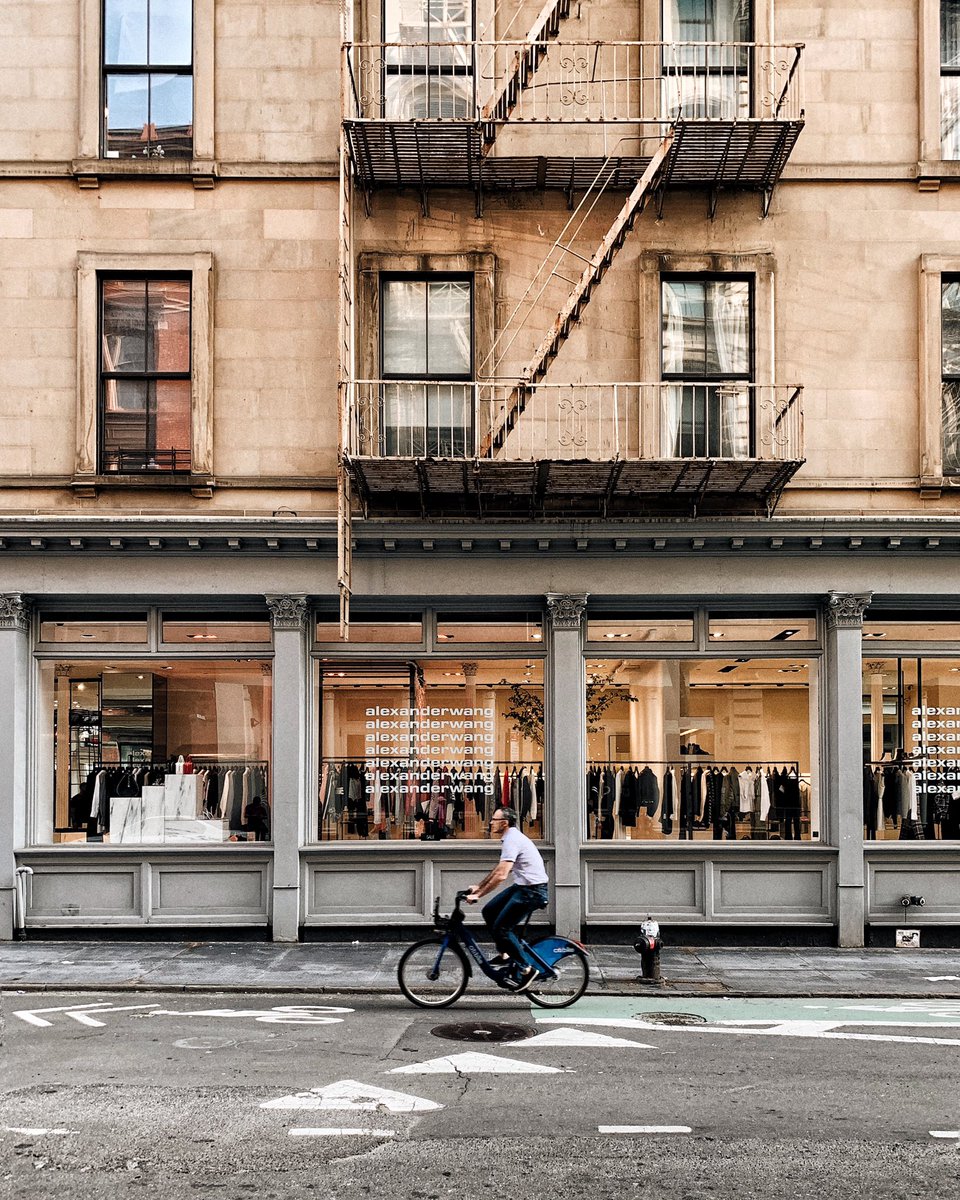 The perfect ride-by. Thank you stranger!
.
#nyc #soho #newyork #alexanderwang #citibike