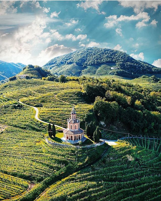 Il tempio di San Martino venne edificato nel 1927, sul luogo dove sorgeva l'oratorio, distrutto dai pesanti bombardamenti del 1918.
Foto di <a href="/cangia/">griselda</a>
#igerstreviso #instagramersitalia #weareigersit bit.ly/2MtsKTg