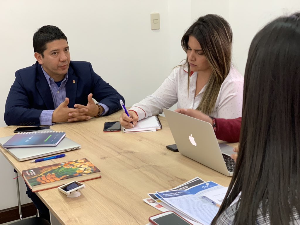 ContinuaUcacue's tweet photo. ➡️ Nos encontramos en sesión de trabajo con la Abg. @AngelicaMogrovejo, coordinadora general de @ContinuaUcacue en la ciudad de Loja, tratando sobre varios puntos y proyectos en relación al portafolio académico.
@StalinBernal @PabloDuran1978 @javierov1919 https://t.co/r5NmRlCRtp