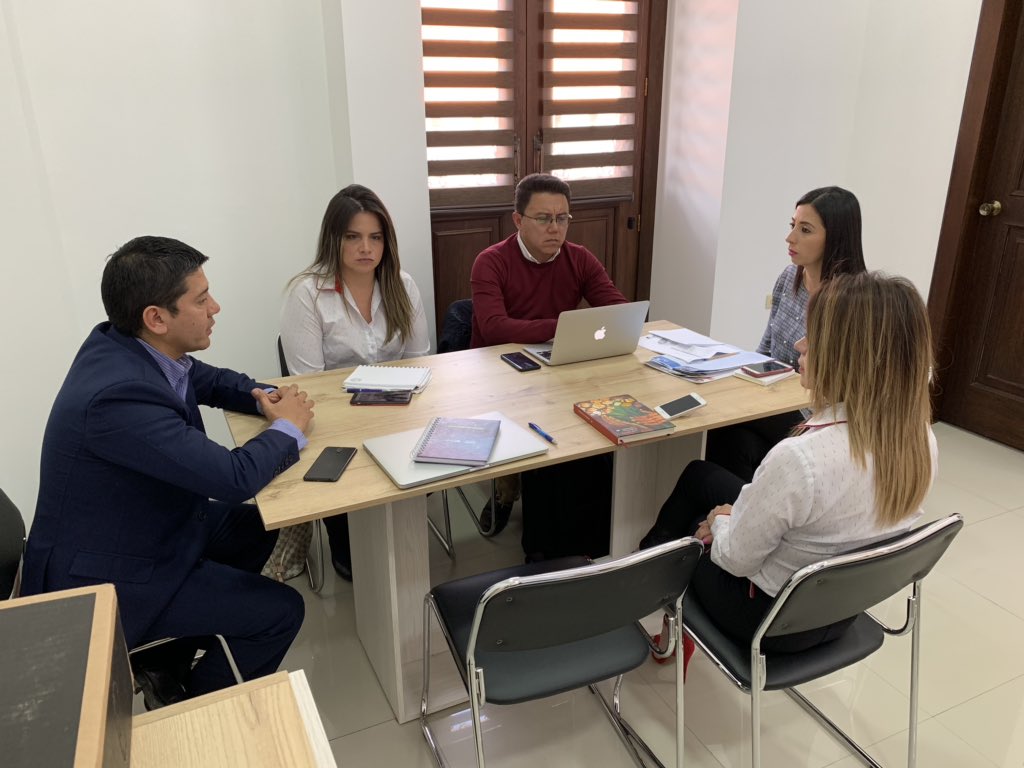 ContinuaUcacue's tweet photo. ➡️ Nos encontramos en sesión de trabajo con la Abg. @AngelicaMogrovejo, coordinadora general de @ContinuaUcacue en la ciudad de Loja, tratando sobre varios puntos y proyectos en relación al portafolio académico.
@StalinBernal @PabloDuran1978 @javierov1919 https://t.co/r5NmRlCRtp