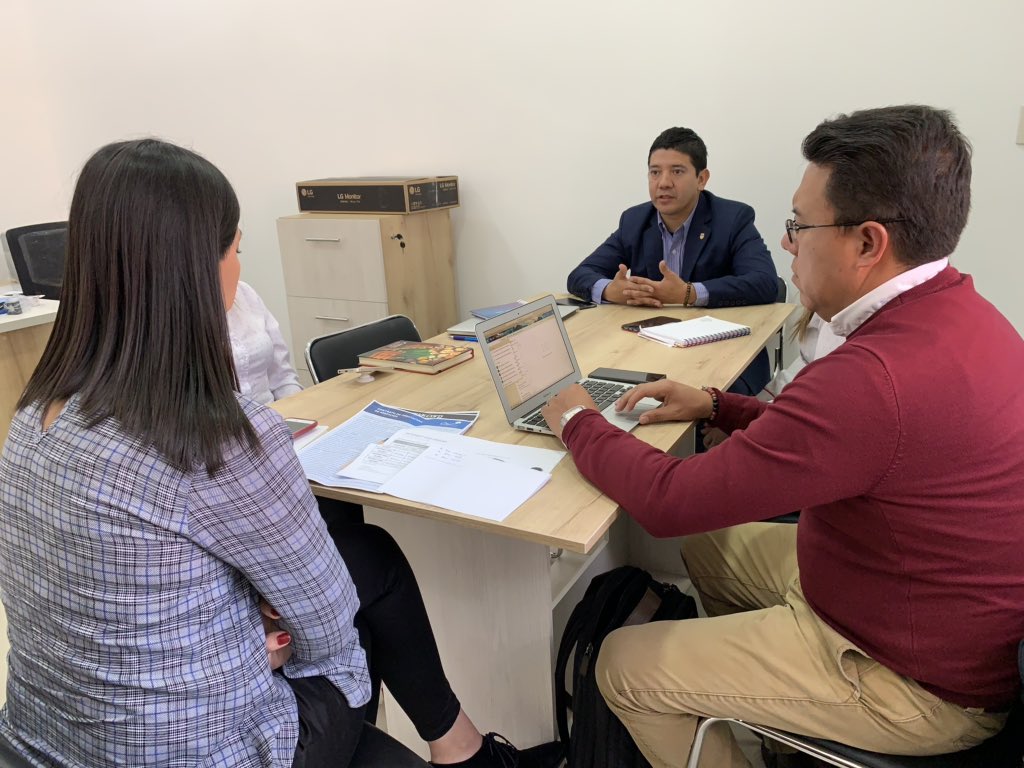 ContinuaUcacue's tweet photo. ➡️ Nos encontramos en sesión de trabajo con la Abg. @AngelicaMogrovejo, coordinadora general de @ContinuaUcacue en la ciudad de Loja, tratando sobre varios puntos y proyectos en relación al portafolio académico.
@StalinBernal @PabloDuran1978 @javierov1919 https://t.co/r5NmRlCRtp