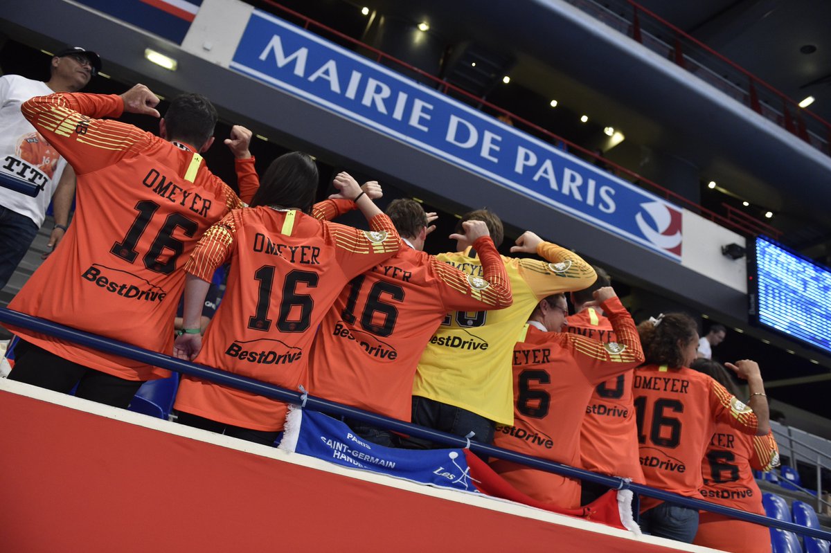psghand's tweet photo. Ils sont déjà beaucoup en tribune à avoir craqué pour le maillot floqué @Thierry_Omeyer disponible uniquement ce soir à la boutique du Stade Pierre de Coubertin  #MerciTiti https://t.co/H967KxVjJc