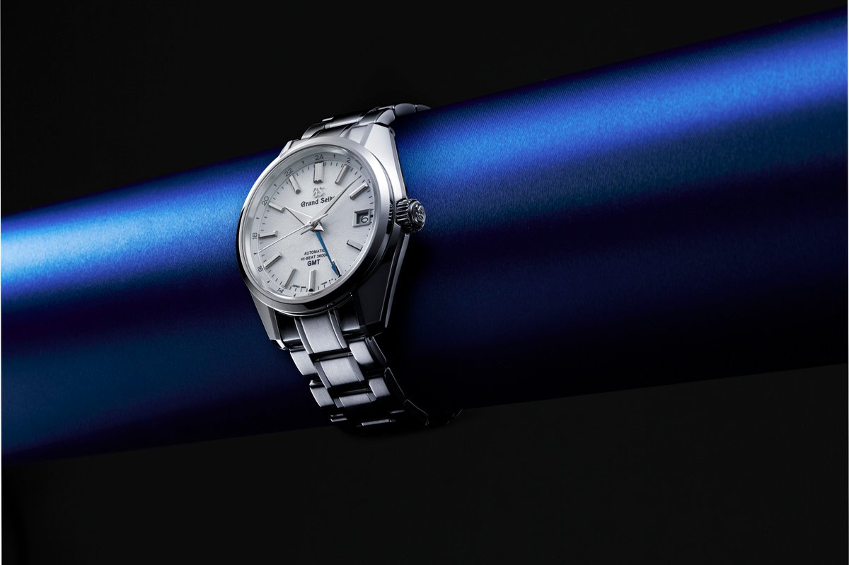 grandseikousa's tweet image. Expand your horizons with #SBGJ201. The deep blue color of the GMT hand evokes the color of the sky and is created by the hand tempering of steel, until it forms a blue oxide film for durability. #GrandSeiko #NatureofTime