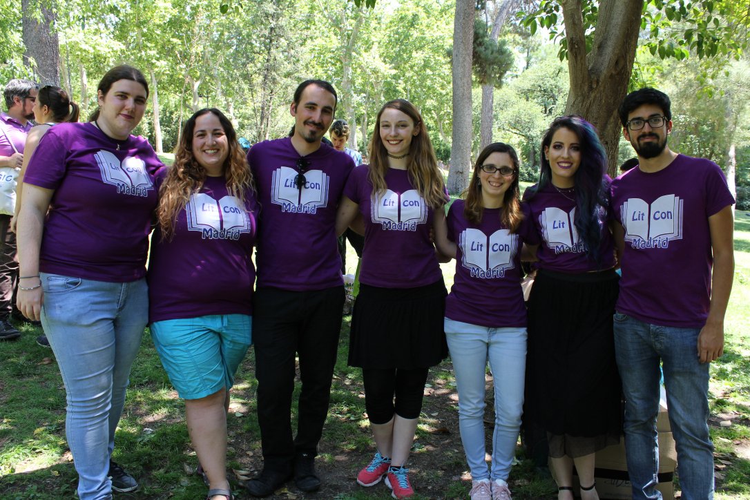 YerseyOwen's tweet photo. En resumen: 15 charlas/actividades, 2 sorteos grandes y uno en cada charla, 37 ponentes fabulosos, 400 libros para sortear, cientos de personas juntas y mucha pasión por la literatura. ¡Gracias a todos los que nos acompañaron! #LitConmadrid #LCM19 #FamiliasQueSeEligen https://t.co/p8NvxjVgmi