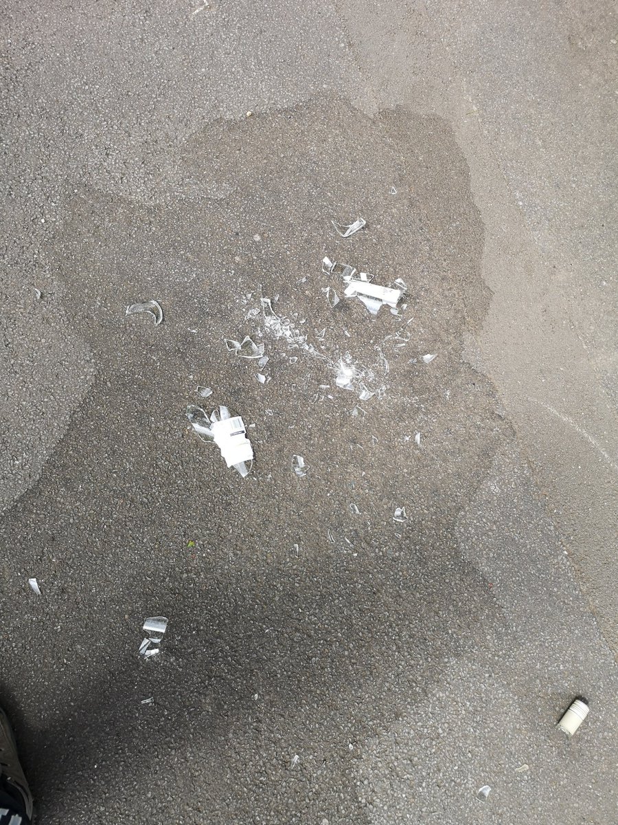KayleighSSSOSL's tweet image. @cardiffcouncil #quickquerycardiff broken glass on the pavement of  Hendre Road, Trowbridge, just after the turning for Trenewydd Road. Cardiff
