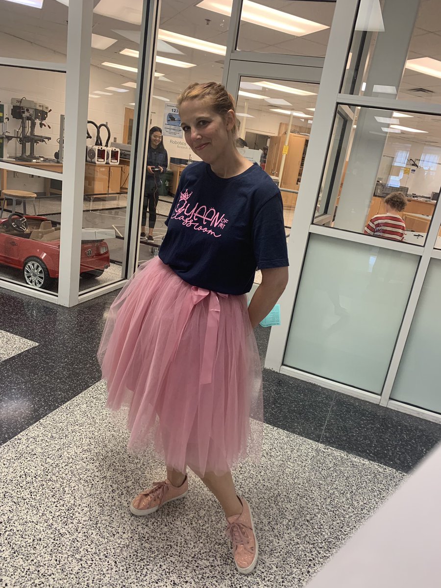 TheRealAriyM's tweet photo. If you’ve ever WENT to Landstown
Go to Landstown 
Or about to go to Landstown 
Just know this one of the best   teachers in the buildings imma miss Mrs. Bradshaw🥵 

*Honorable mentions*: Brian Phelps https://t.co/amb6ks79oK