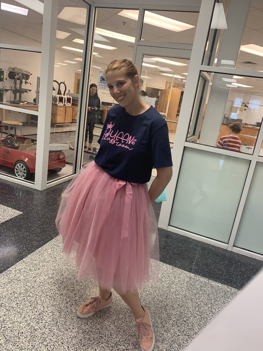 TheRealAriyM's tweet photo. If you’ve ever WENT to Landstown
Go to Landstown 
Or about to go to Landstown 
Just know this one of the best   teachers in the buildings imma miss Mrs. Bradshaw🥵 

*Honorable mentions*: Brian Phelps https://t.co/amb6ks79oK