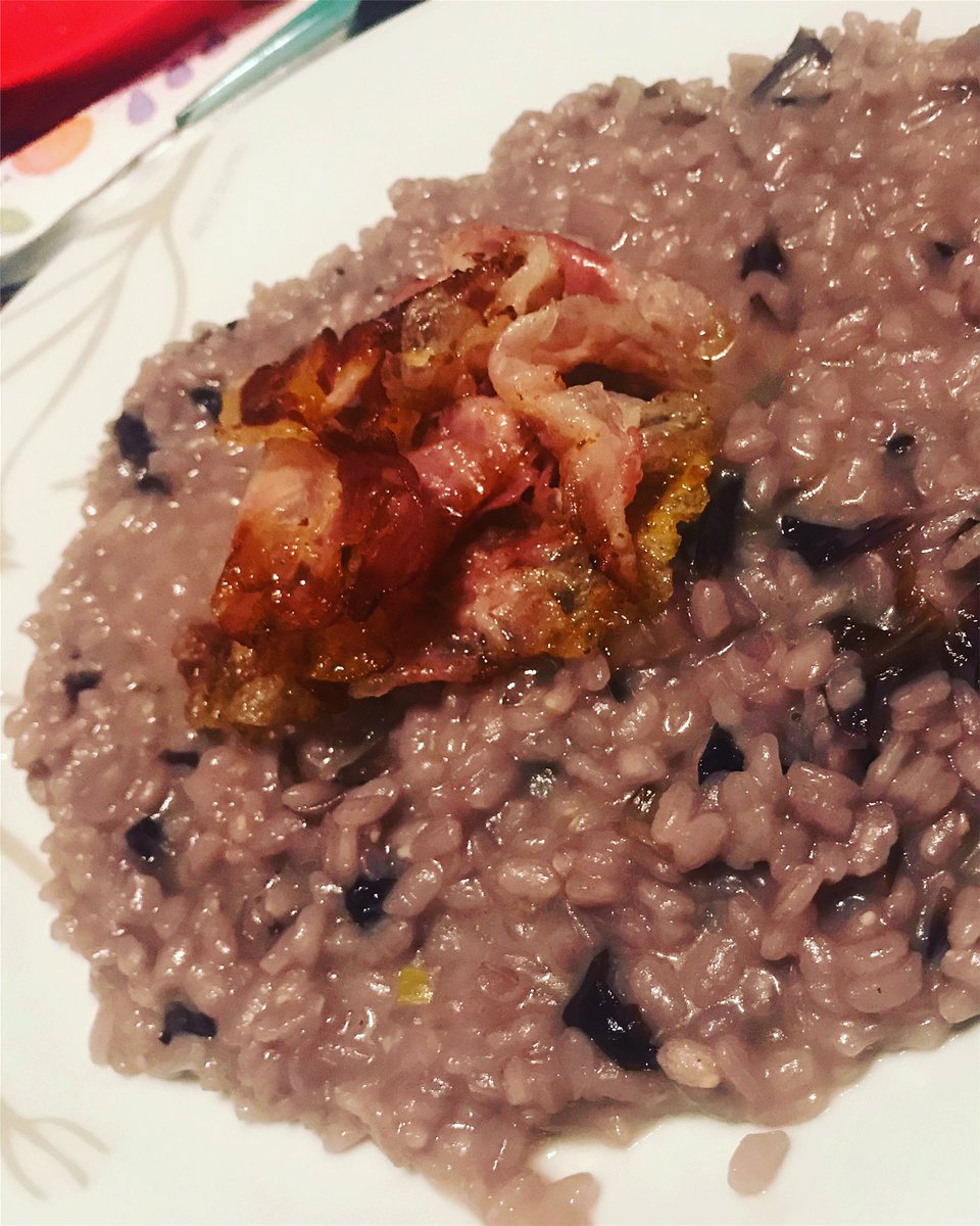 👩🏻‍🍳 Stasera #risotto con radicchio rosso, gorgonzola piccante e pancetta croccante 😍😋
•
• Buona cena 🍴
