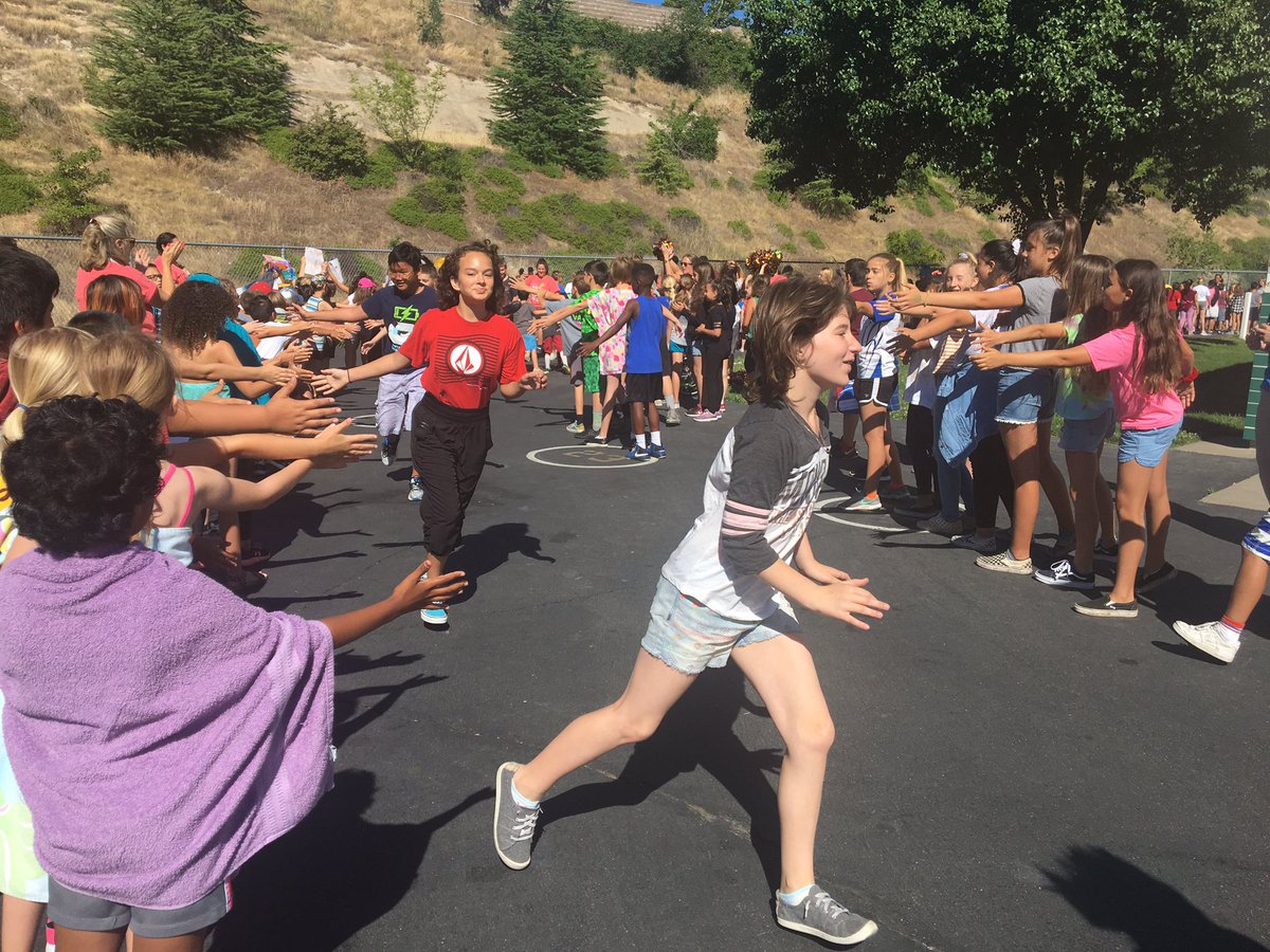 aspringsteen810's tweet photo. All of our Antelope Creek Falcons came out to honor our 6th graders as they entered our annual Mini Olympic Games. Wishing them the best of luck! They will be missed! @RocklinUSD #afalconCARES #rusdPROUD https://t.co/geEeII9lxN