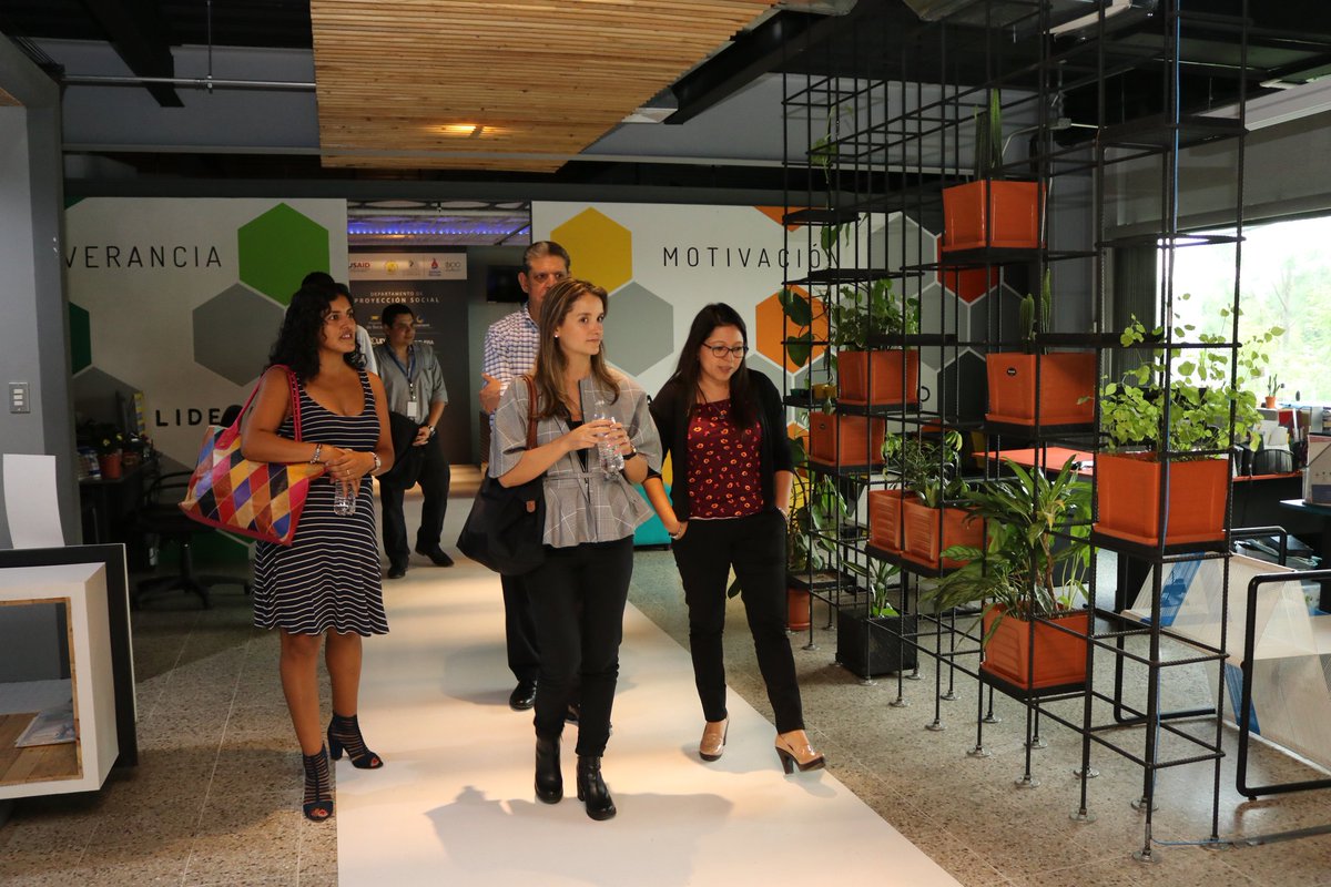 UDBelsalvador's tweet image. Juanita Álvarez, Directora de @WorldGBC y Melissa Aldi, fundadora de RESET Costa Rica realizan recorrido por el campus de la #UDB para conocer las iniciativas de construcción sostenible. #LEEDon