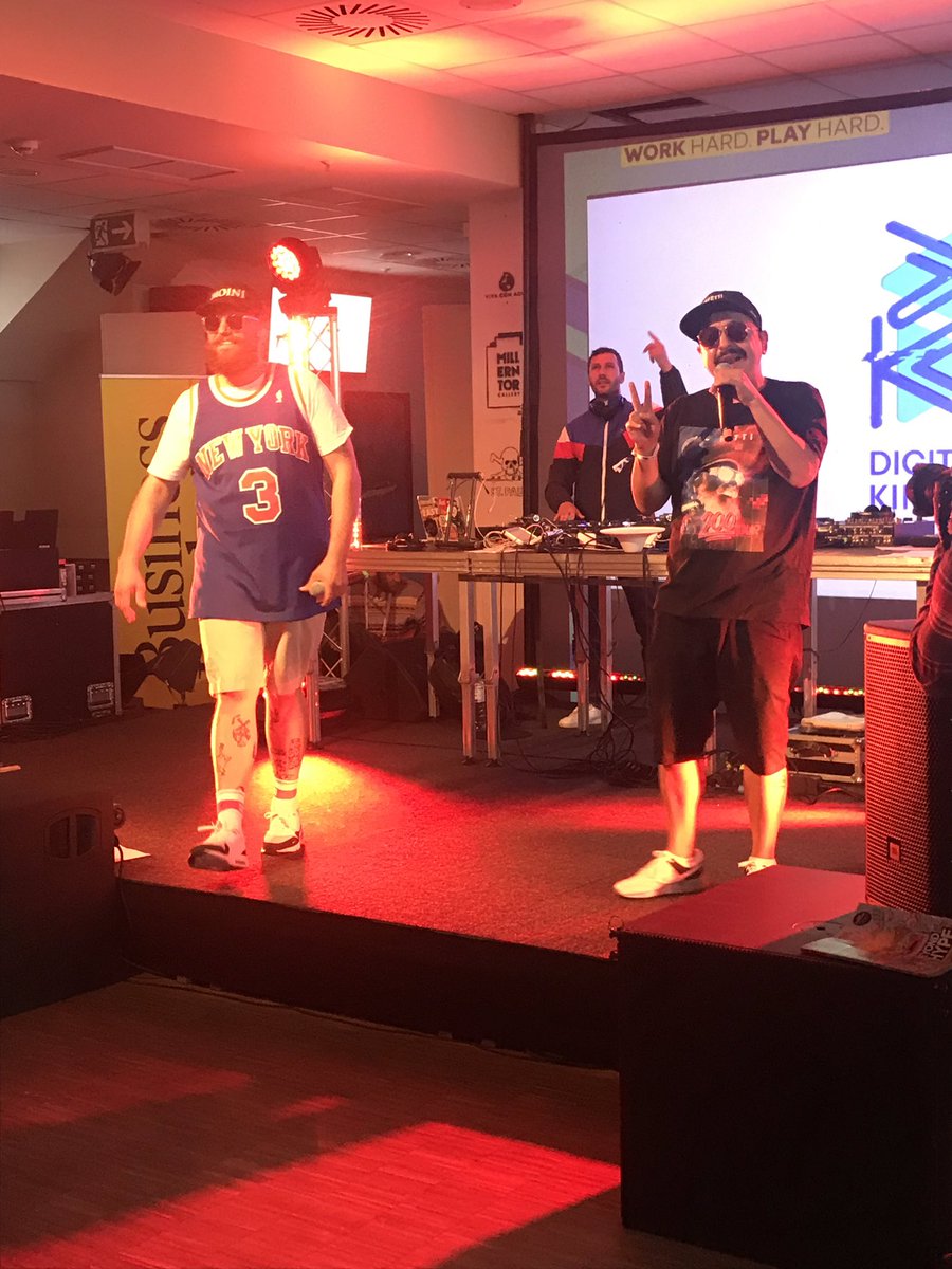 _annemueller_'s tweet photo. Und nuuuuuun 🎤🔁🎵🎵🎵 Aftershow mit @5sternedeluxeHH #party #Dk2019 @PAGEmag https://t.co/OeeDIW76JA
