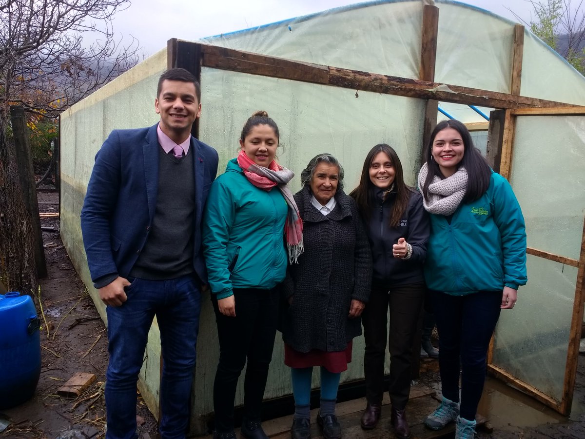 MDSNuble's tweet photo. 🙌También visitamos a la sra Ufelia Fuentes que fue beneficiada con la construcción de un invernadero gracias al #ProgramaAutoconsumo que le permitirá mejorar su disponibilidad de alimentos saludables mediante la autoprovisión y mejorar así su #CalidadDeVida. #ÑubleEnMarcha 👍 https://t.co/uqyS5yrmgs