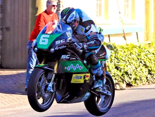 BBCSPORTNI's tweet image. Dunlop edges Coward to win @iom_tt Supertwins 🏆
▶️ bbc.in/2ImIMcw