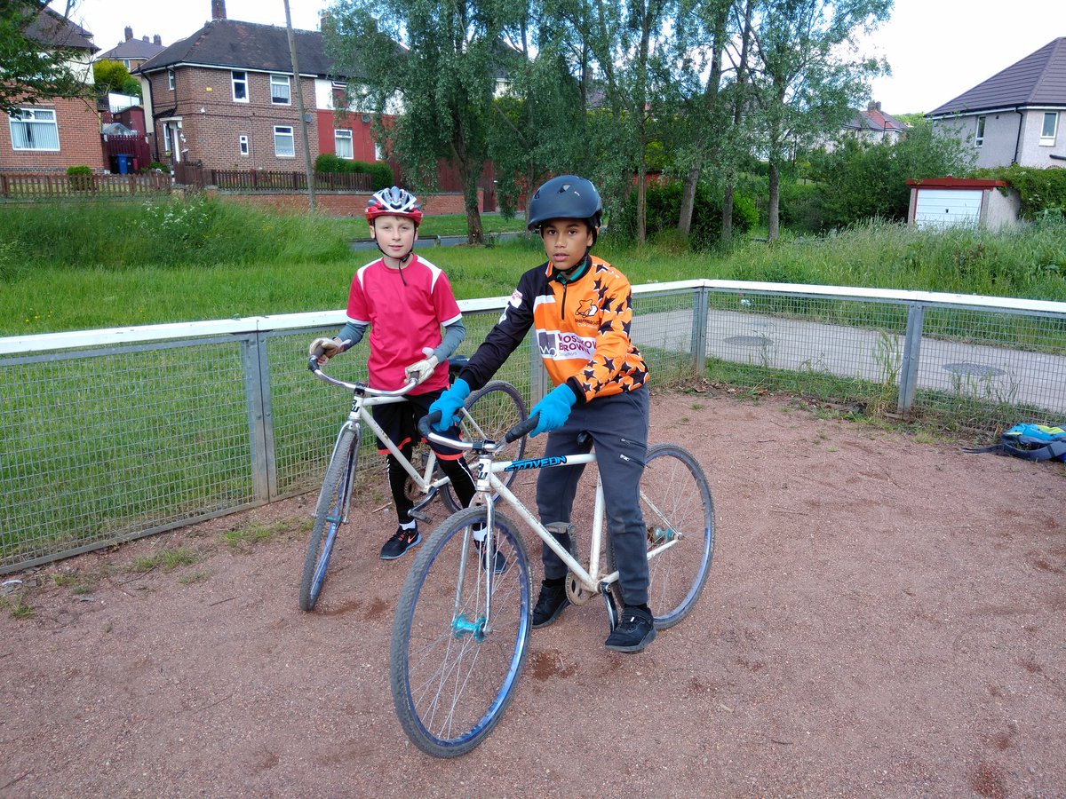 LinksSSP's tweet photo. Fantastic cycle speedway session for @sheffieldemmaus Y4/5's with the Sheffield Stars Cycle Speedway Club today. Super riding on show #MovemoreMonth19 @BritishCycling https://t.co/oEtXLDQOQW