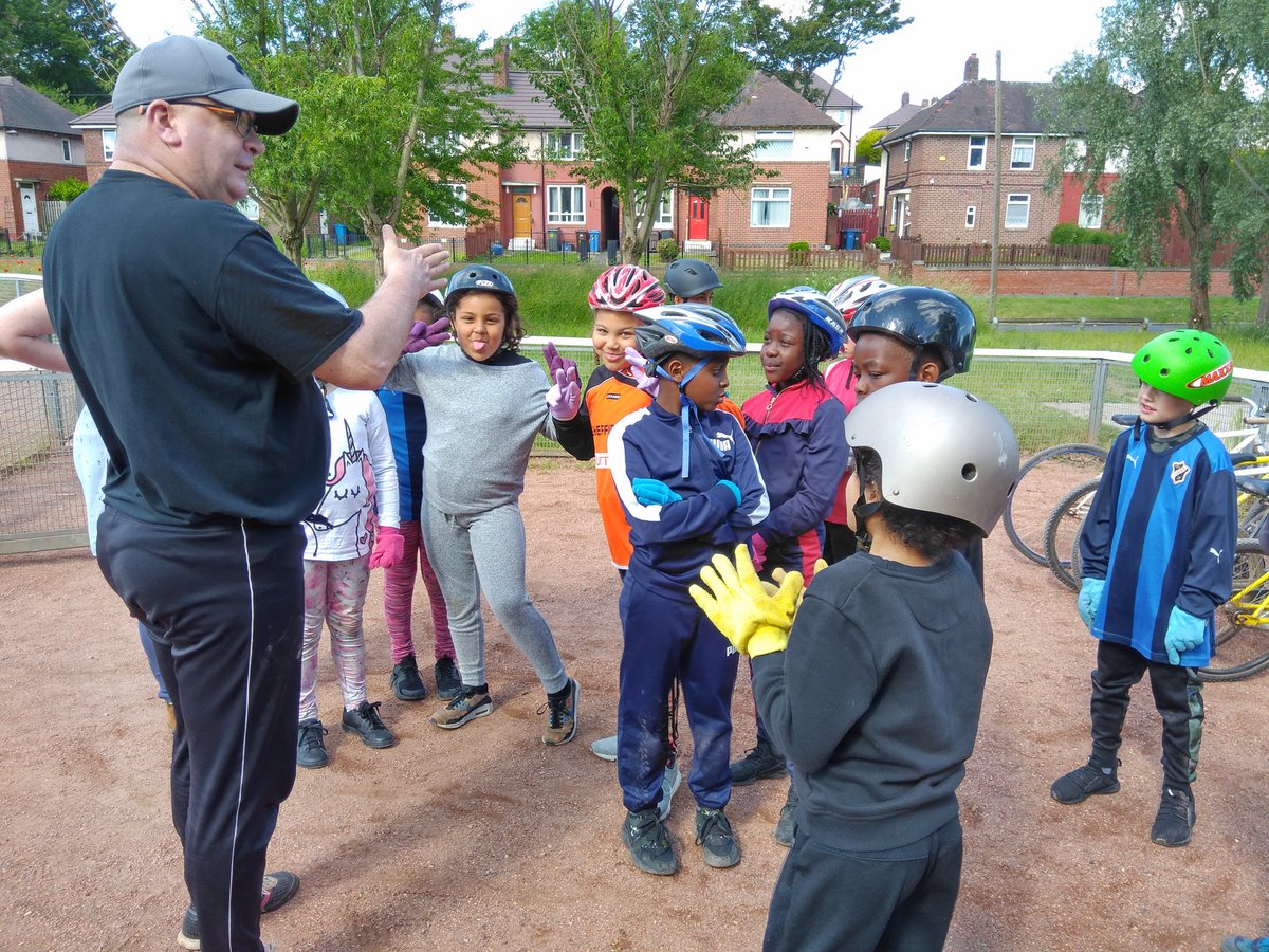 LinksSSP's tweet photo. Fantastic cycle speedway session for @sheffieldemmaus Y4/5's with the Sheffield Stars Cycle Speedway Club today. Super riding on show #MovemoreMonth19 @BritishCycling https://t.co/oEtXLDQOQW