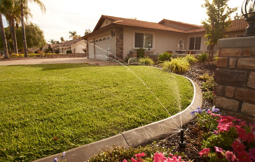 TheToroCompany's tweet photo. Installing an irrigation system isn't the only way to save water in the yard. Simple changes to your landscaping and gardening routine can save water and reduce your utility bills, too! Learn what you can do at https://t.co/Lb4FhaCUfE. https://t.co/d1gyLZActP