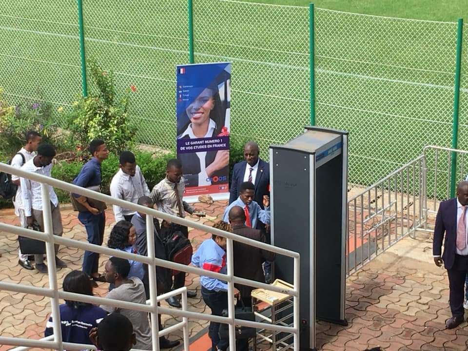 avicenterfrance's tweet photo. L'équipe CROOS CAMEROUN a participé cet après-midi au lancement de CRTV Sports à Yaoundé. Une rencontre de football opposant les anciennes gloires du Football Camerounais à des personnalités publiques, a été organisée pour célébrer cette nouvelle chaîne de télévision.
@CRTV_web https://t.co/T2XsizIvk8