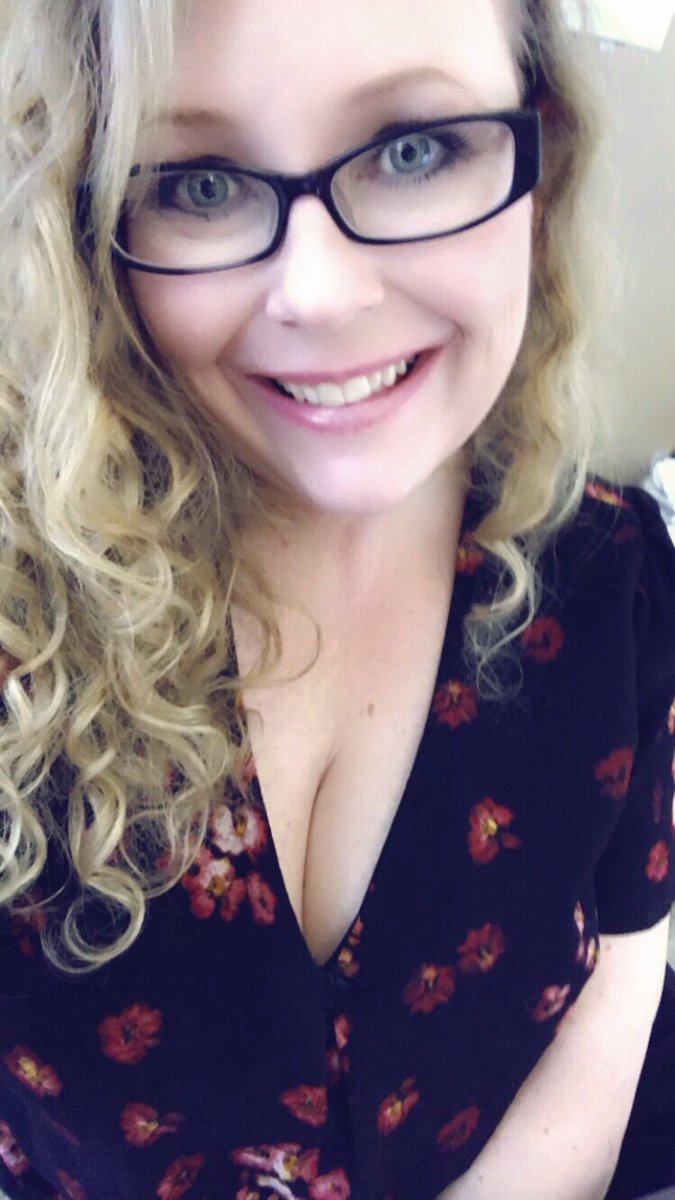 wookielover53's tweet photo. #Thursday #thursdayworkday #workflow #girlswithglasses #glasses https://t.co/cWlQM4Lq11