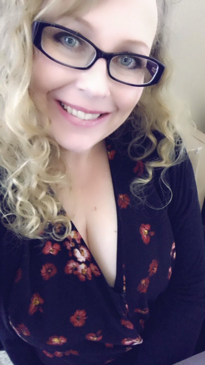 wookielover53's tweet photo. #Thursday #thursdayworkday #workflow #girlswithglasses #glasses https://t.co/cWlQM4Lq11