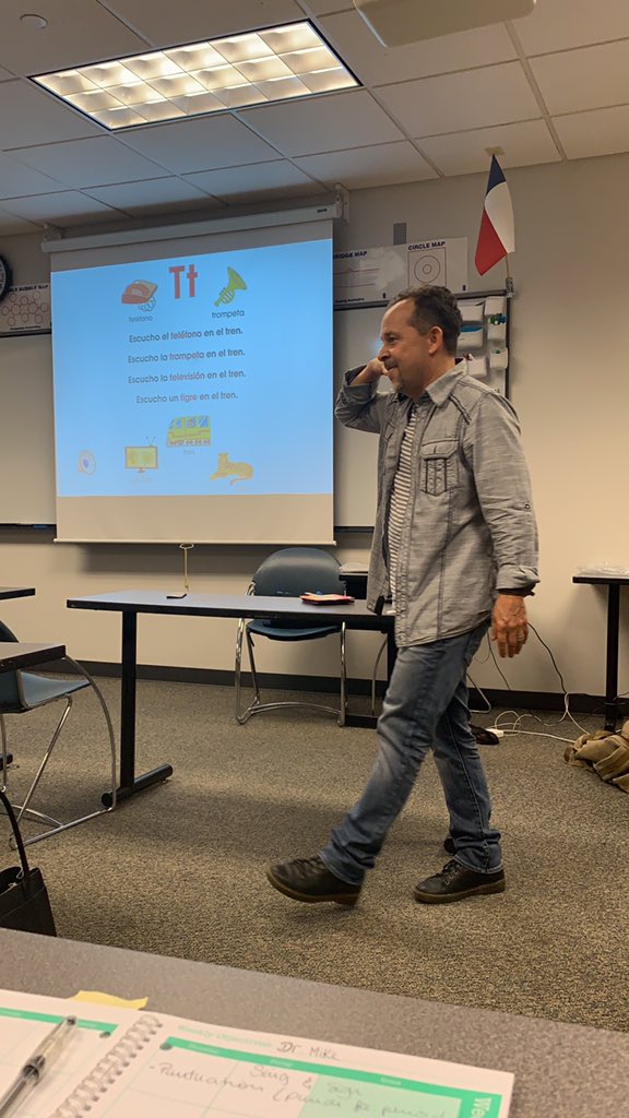 MrsLi_Pandas's tweet photo. Sing & Sign with Dr.Mike @IrvingISD #ELSummit19 https://t.co/do5myfC8py