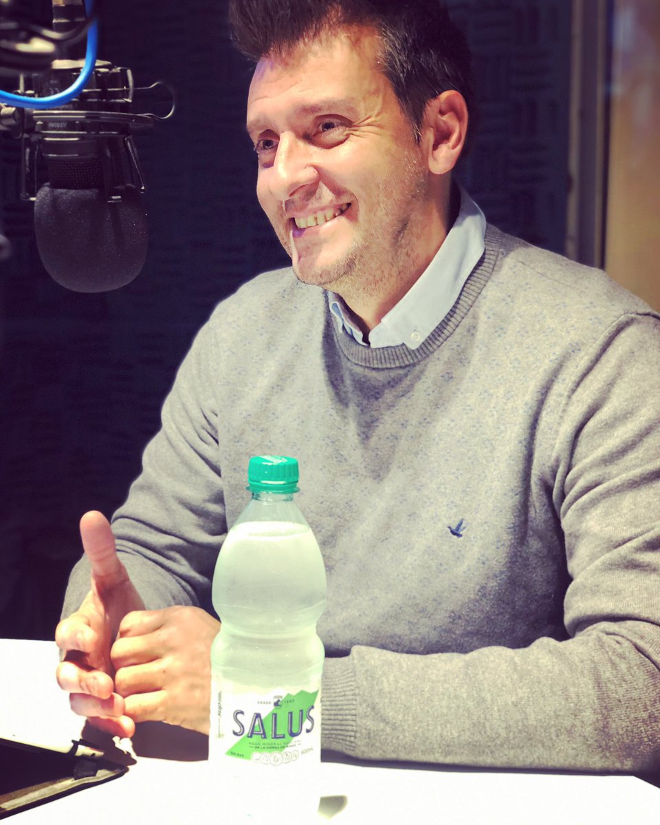 Estrenando la REbotella de <a href="/SalusUruguay/">Salus</a> en el Mes del Medio ambiente. La foto es empezando a explicar que la botella está hecha con plástico REciclado y es 100% REciclable. REal. A todo esto, seguimos en el programa hasta las 17. #REbotella #REciclemosJuntos