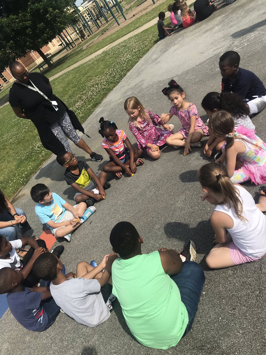 MsHurleysWorld's tweet photo. First grade morning meeting together this morning!!! #LeadershipLivesHere #sousharks #reaponsiveclassroom #1stgrade https://t.co/Sd6OhdP2HR