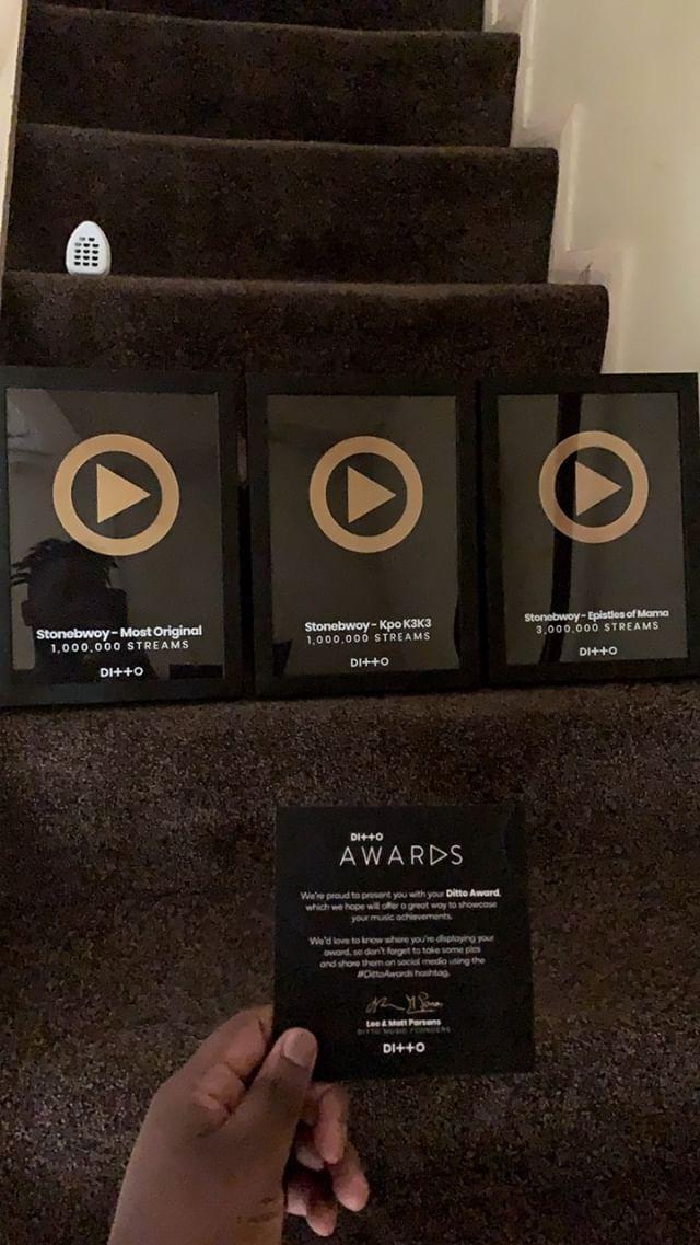 StonebwoyUpdts's tweet photo. Stonebwoy has been awarded with three plaques by an International Label/Artiste Service Company  “Di++o” (@Dittomusic) for his music achievements.

Kpo K3k3 - 1 Million Audio Streams
Most Original - 1 Million Audio Streams
Epistles Of Mama - 3 Million Audio Streams

#DittoAwards https://t.co/AJd0JCErKz