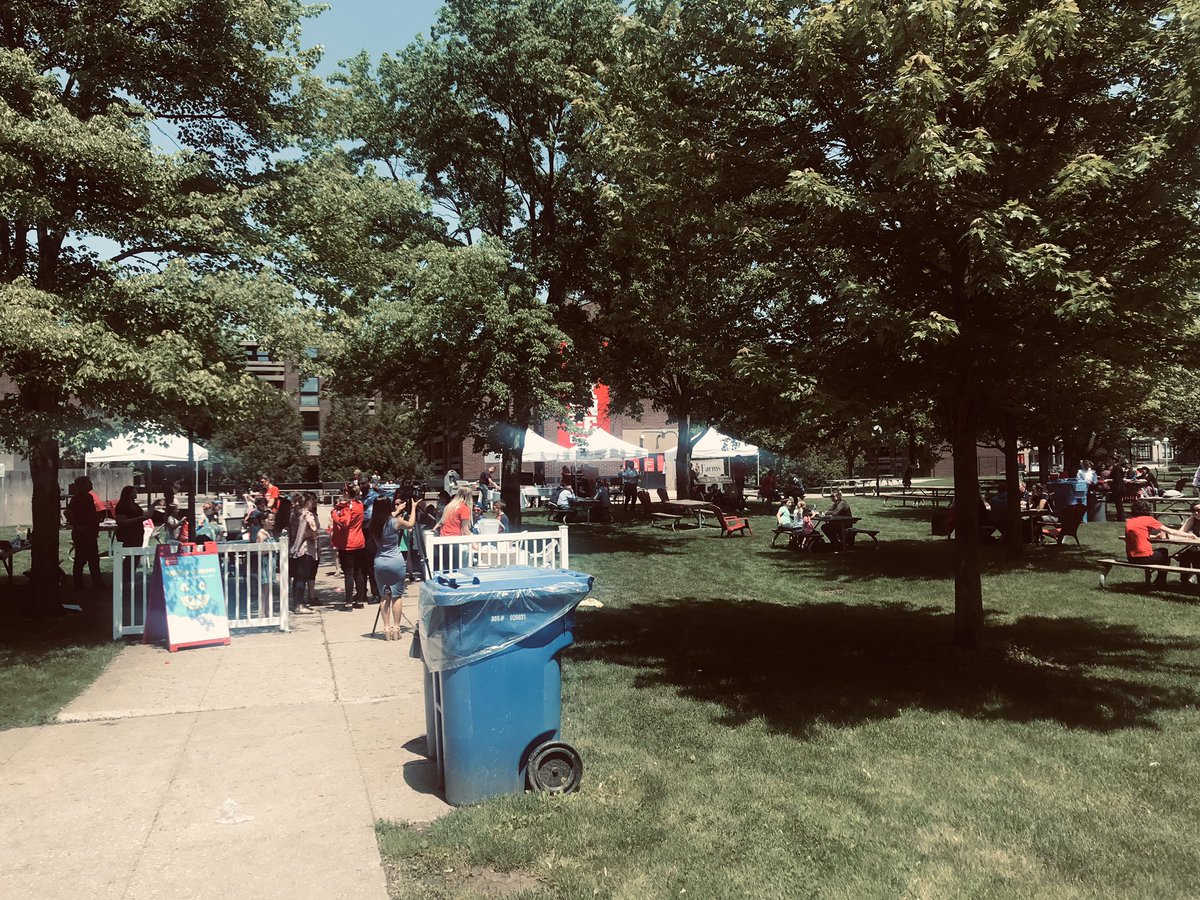Brock_LINC's tweet photo. Beautiful day for these young #entrepreneurs! Thanks to everyone who came out to support Goodman Lemonade. It was a huge success! 🍋✔️ #GoodmanGroup #brockLINC #Innovation #FutureLeaders #GoodmanLemonade https://t.co/fFmdGvunSk