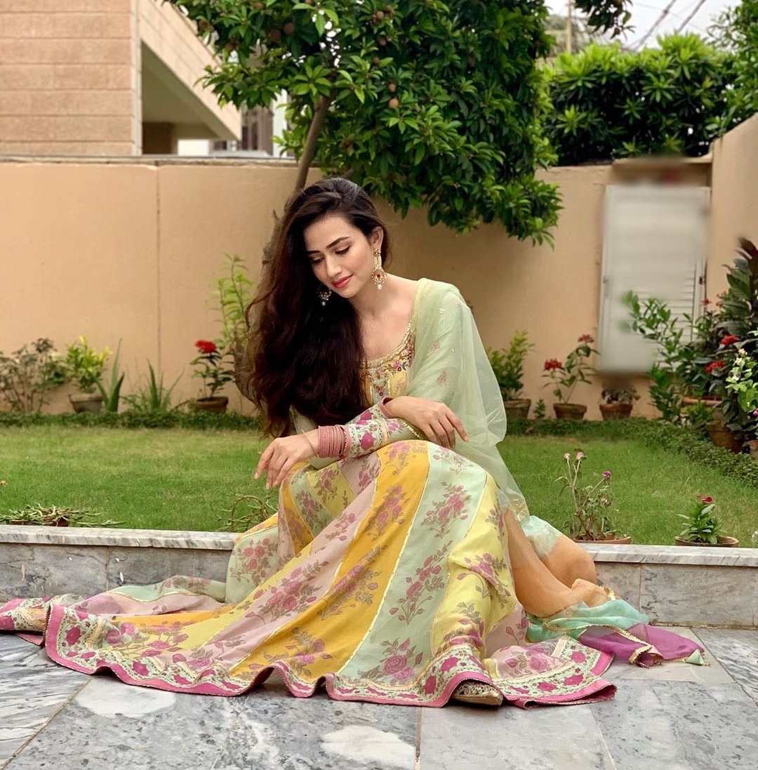 RealSanaJaved's tweet photo. Eid ul Fitr ���🌼
Outfit: @saniamaskatiya 💕
Jewellery: @sherezadjewellery ♥️ https://t.co/IaLHUwhVT3
