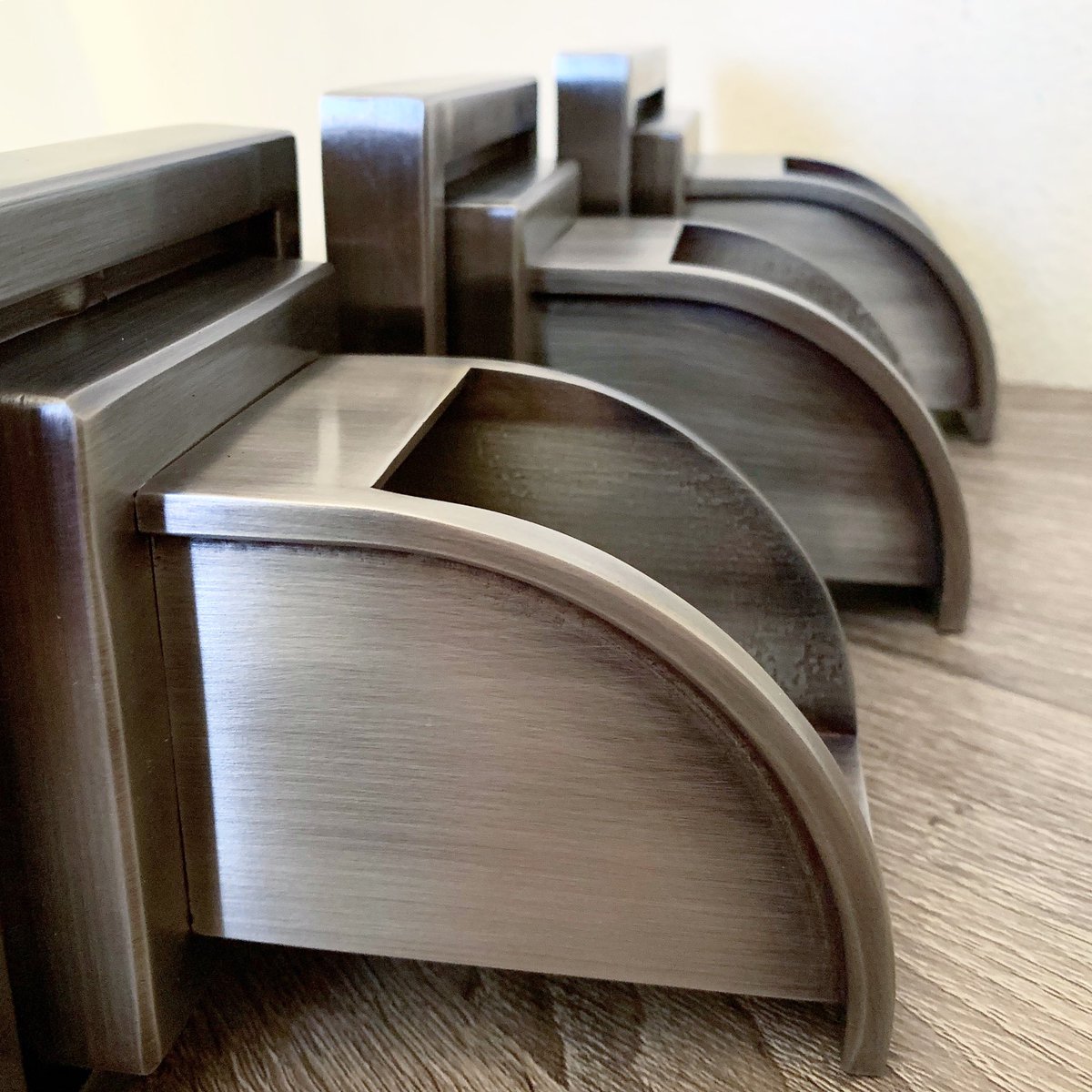 wsbwaterfeature's tweet photo. Another Mantova, another finish. Pewter looks goooood on these #scuppers! #pooldesign #waterfeature #poolgoals #landscape https://t.co/xiYIN5ftxr