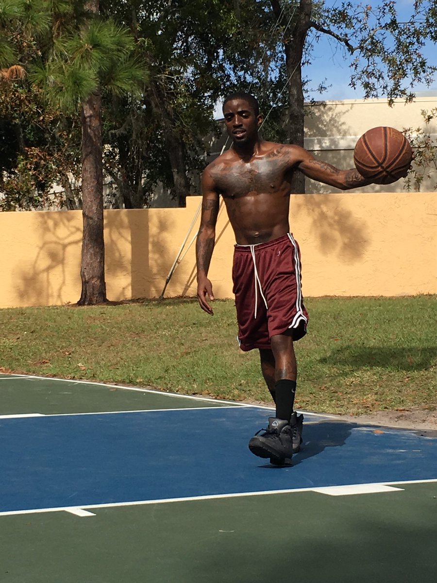 Ohthatsdame_'s tweet image. Ctfu this might just be my Greatest Throwback picture Ever ‼️ no Cap 🏀 . Only North Philly Niggas go down Orlando &amp;amp; Play basketball in ACG boots 🤦🏿‍♂️😭😭 #Tbt #philly #olrando