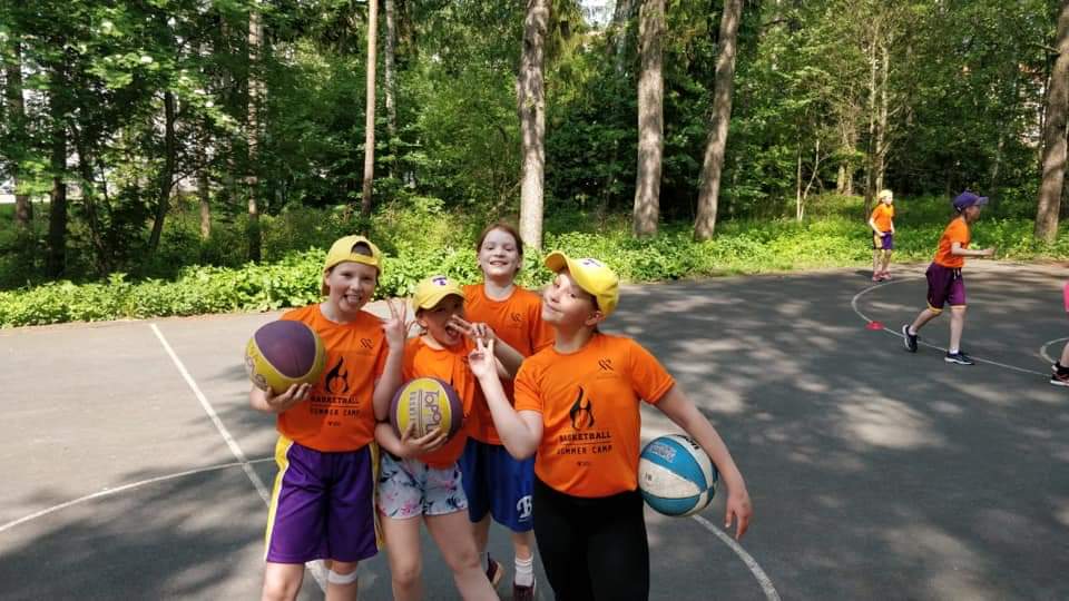 ToPoLa_Basket's tweet photo. Summer Camp jatkuu hikisissä tunnelmissa.
Uusia lajeja päästiin jälleen kokeilemaan ja hulahulavanteet lentelivät ja pyörivät hienosti. 
#topolasummercamp2019 #Lauttasaari #KorisOnKivaa #urheilumehilainen #workpilots #kesätyö #kesätyöopnpiikkiin @MehilainenOy @WorkPilots https://t.co/6cDhZ1rgBW