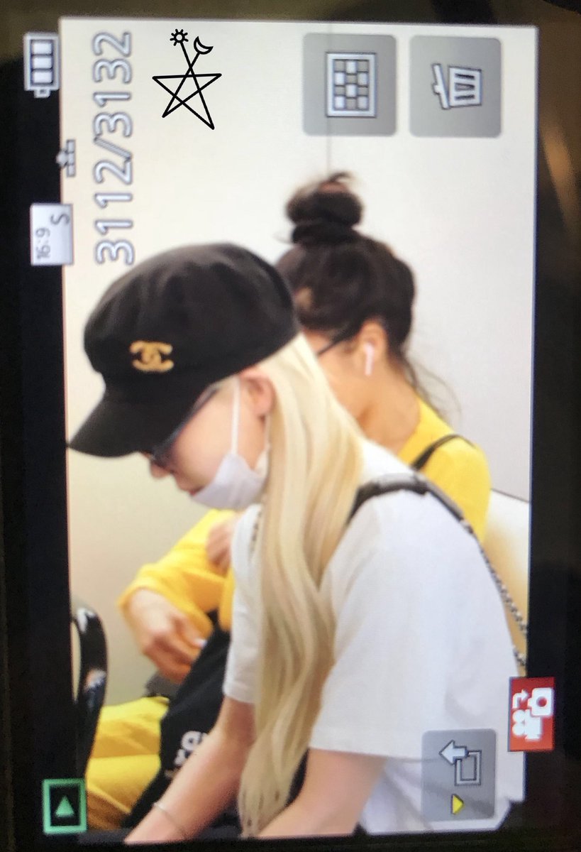 sunwithmoonstar's tweet photo. 6/14 Taiwan Taoyuan Airport
#mamamoo #moonsun
#moonbyul #solar #yongsun
#마마무 #용콩별콩 #문별 #솔라 https://t.co/jpNbuJ5WDi