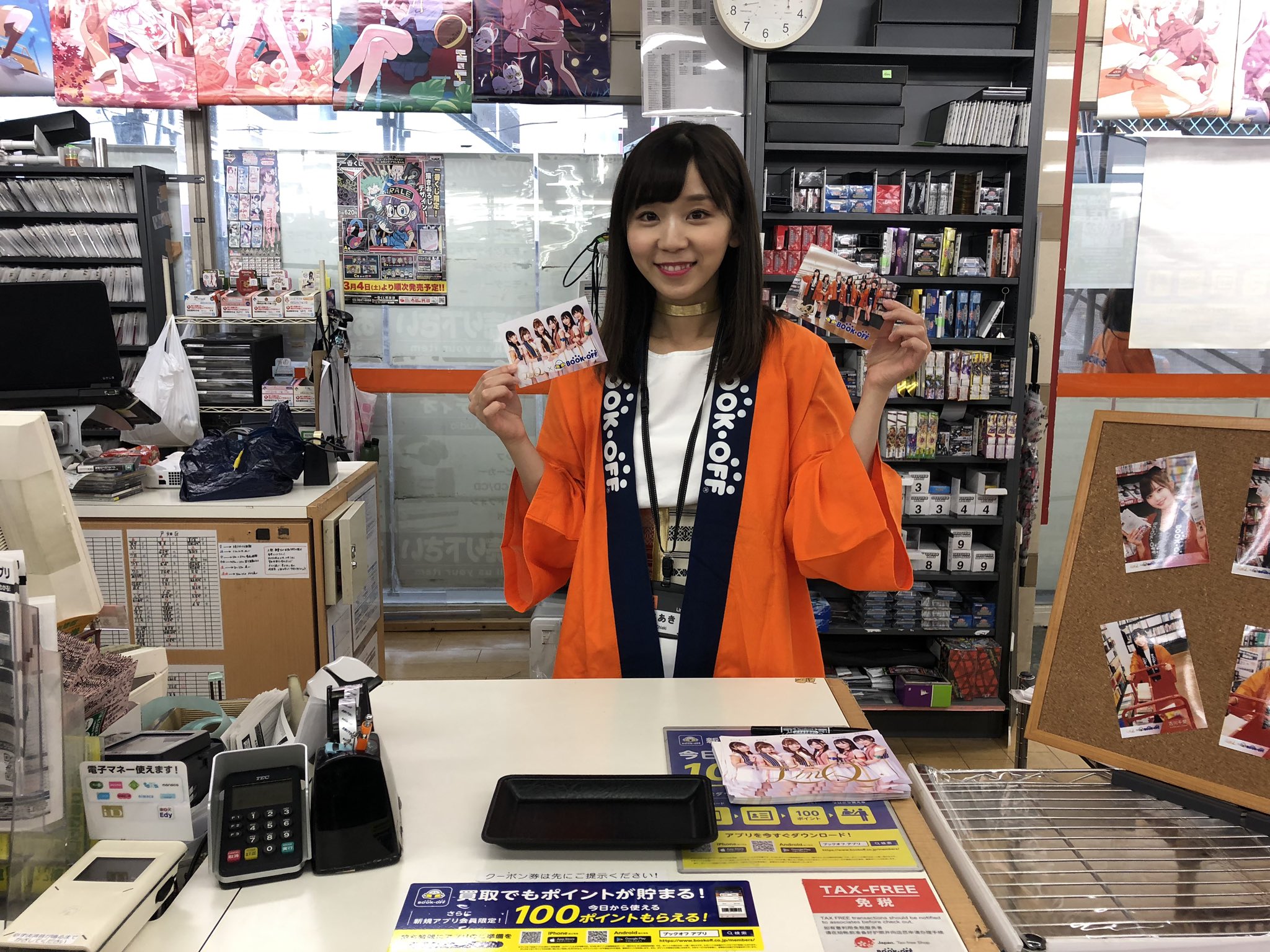 ブックオフ小倉旦過店 レジに立ってお手伝いしてもらっていますʕʘ ʘ ʔ Linqの皆さんかわいいぃい マイクトークも生声でやっていただいておりますので 是非ご来店を お買い物されたお客様 1000円以上 にプレゼントもしてます ٩ ˊwˋ و お待ちして