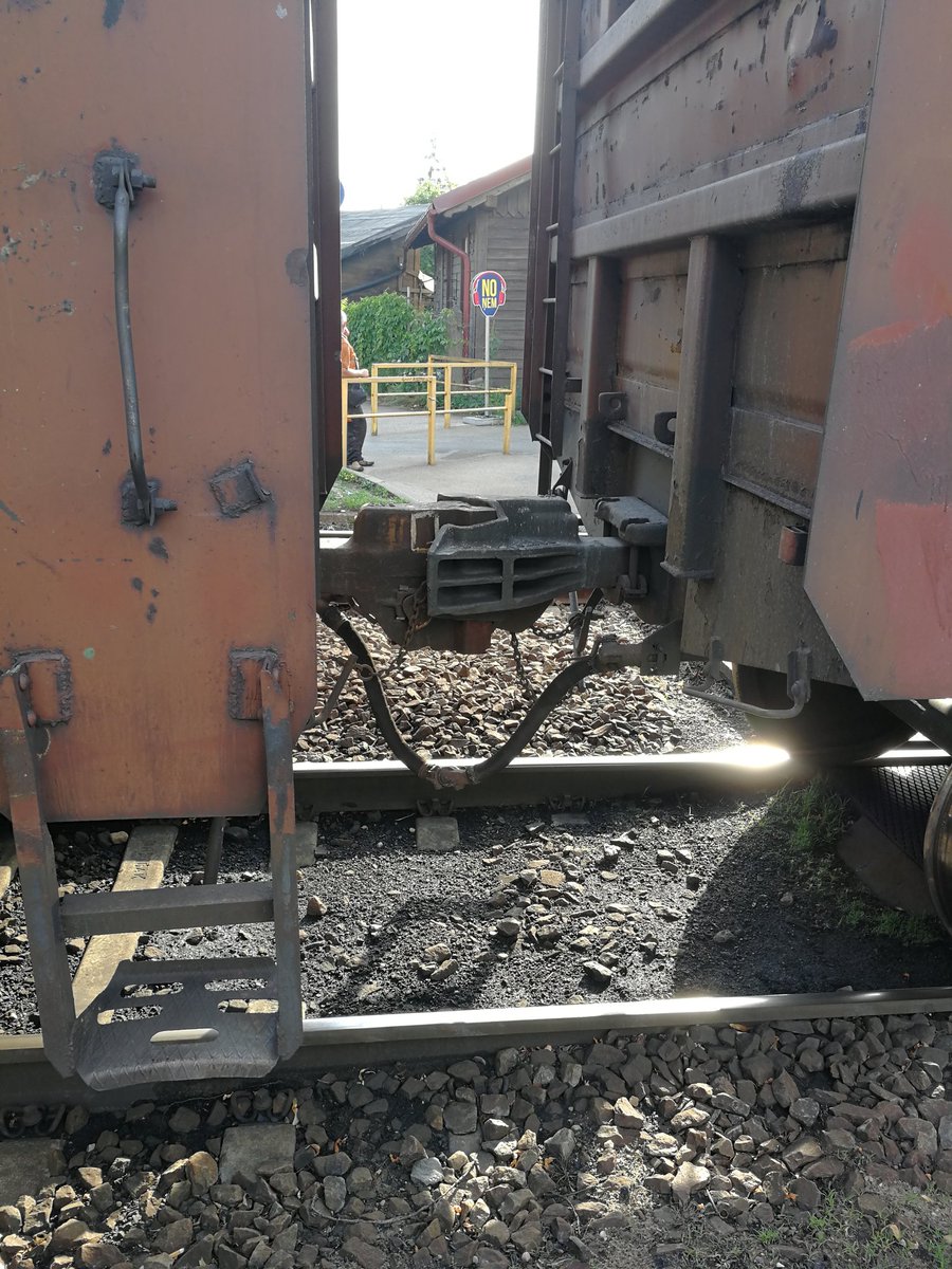 Tas ir normāli <a href="/VAS_LDz/">Latvijas dzelzceļš</a> kad preču vilciens vispirms brauc ar 2km/h bet pēc tam apstājās un stāv vietā, kur gājēju pāreja? 🤔